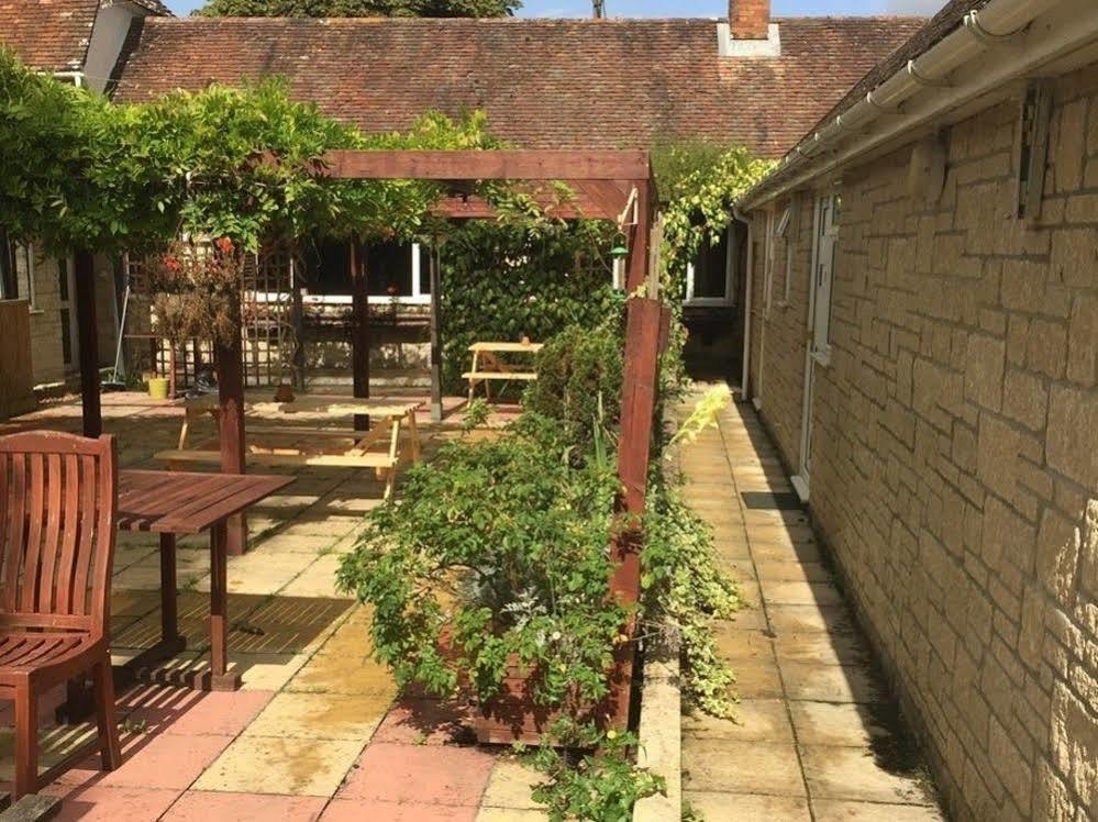 The Pelican Inn Stapleford (Wiltshire) Exterior foto